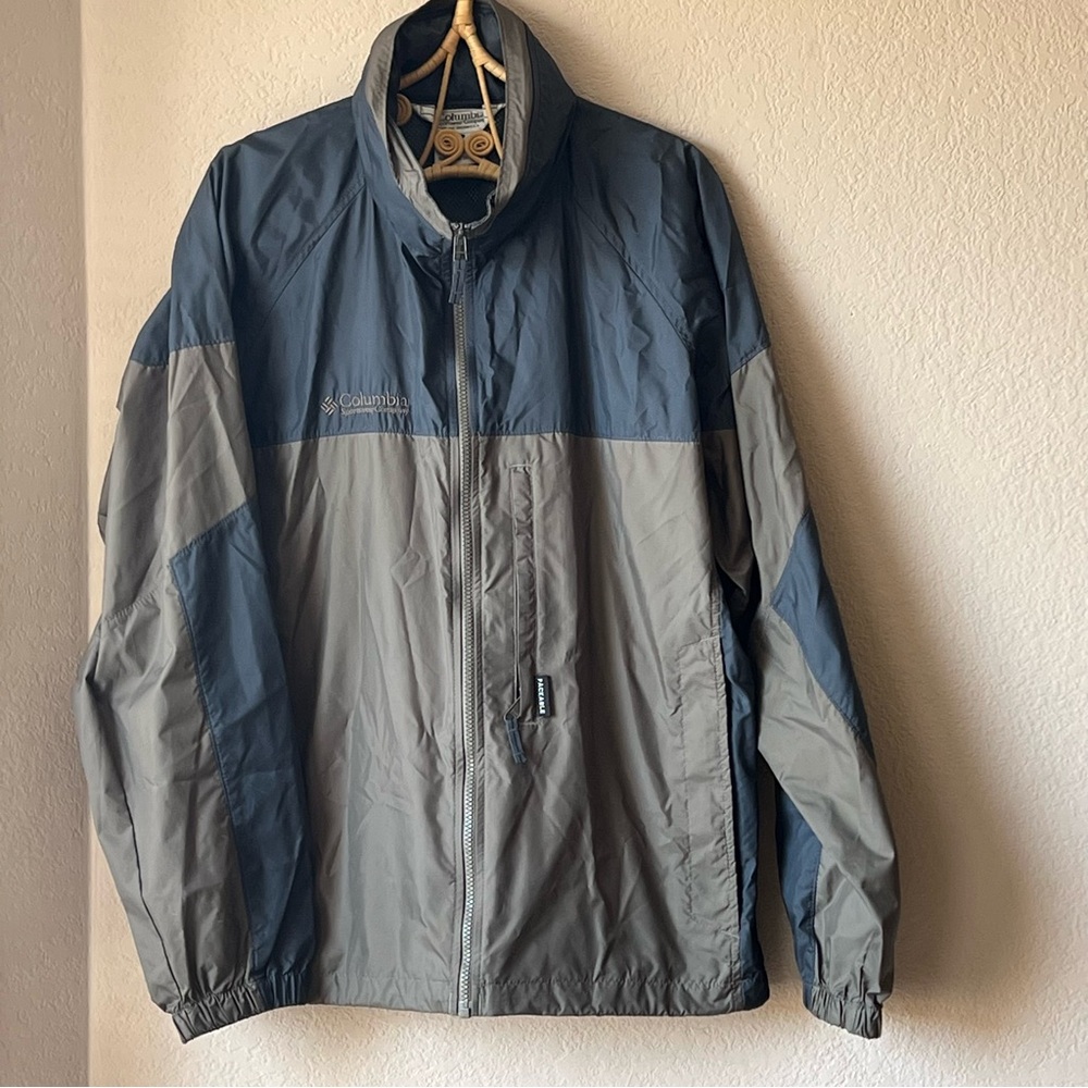 Vtg Men's Columbia two-tone windbreaker w/ packable hood - size medium